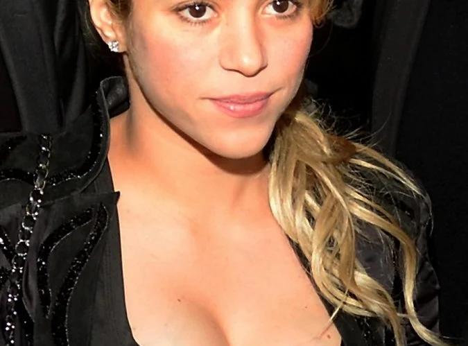 shakira-milf-black-dress