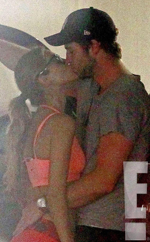 Liam-Hermsworth-and-Eiza-Gonzalez-kissing